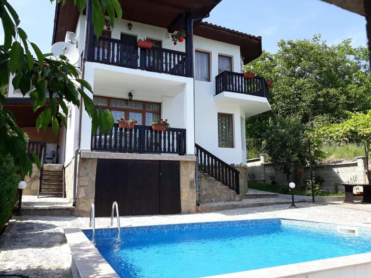 Villa Holly Baltsjik Buitenkant foto
